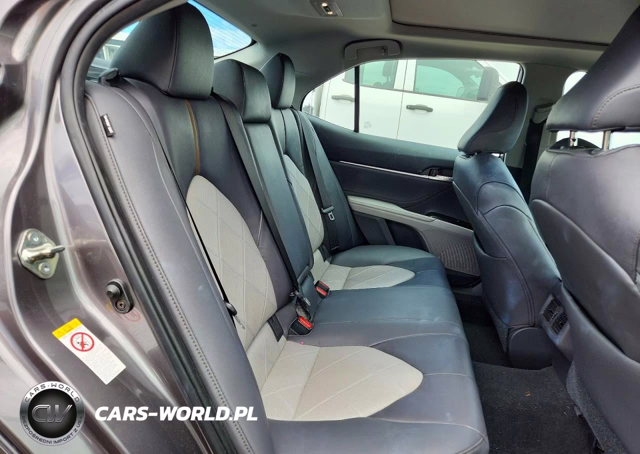 2018 Toyota Camry L VIN:4T1B11HK0JU070556 - 10