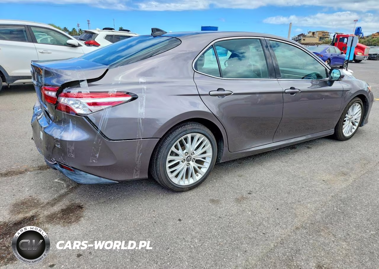 2018 Toyota Camry L VIN:4T1B11HK0JU070556 - 3