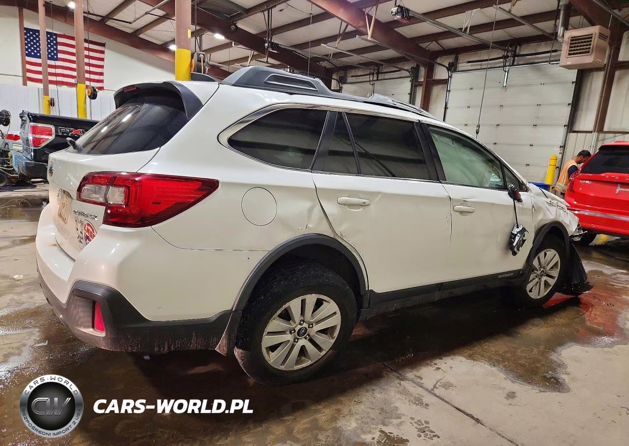 2018 Subaru Outback 2.5I Premium VIN:4S4BSACC0J3355146 - 3