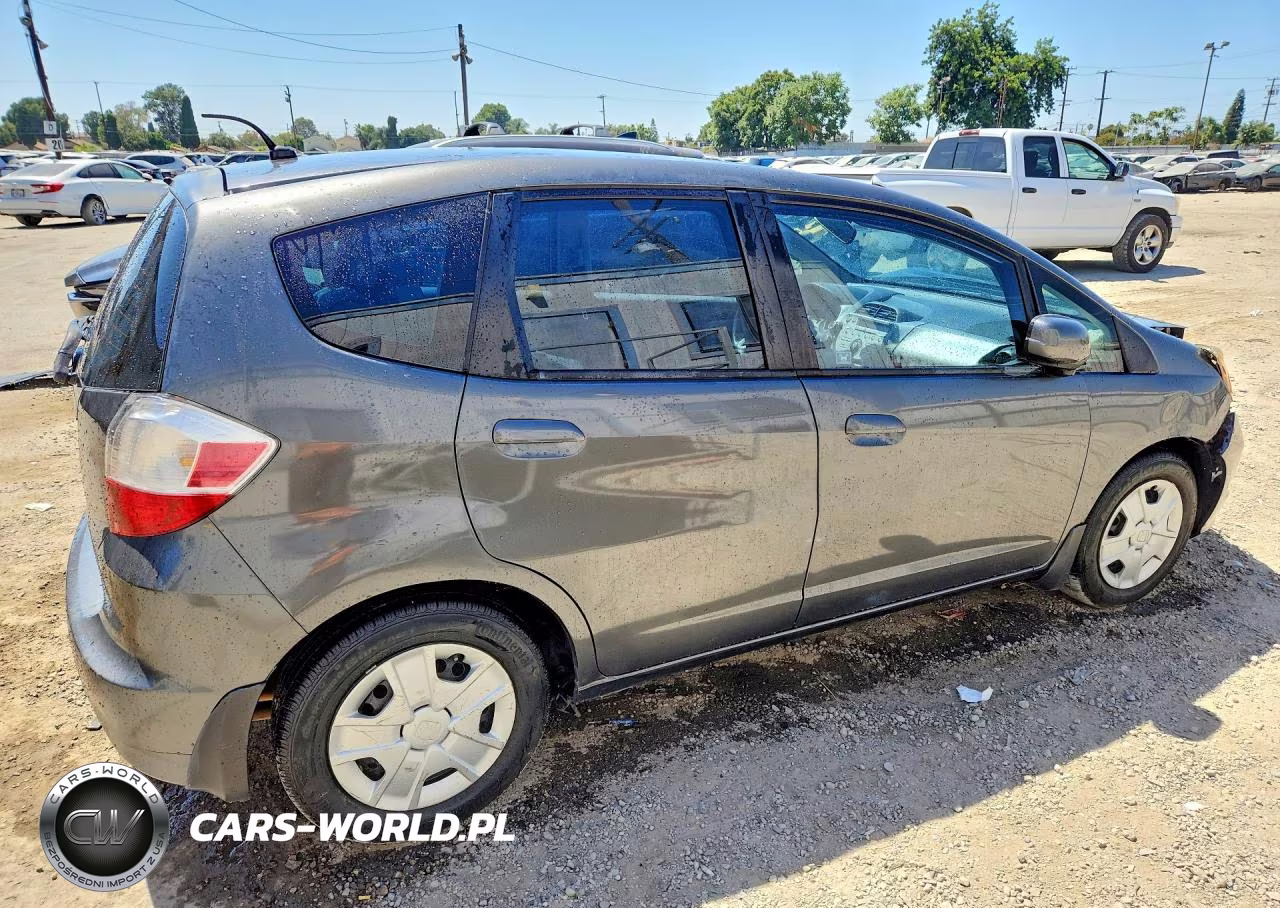2013 Honda Fit VIN:JHMGE8H33DC076828 - 3