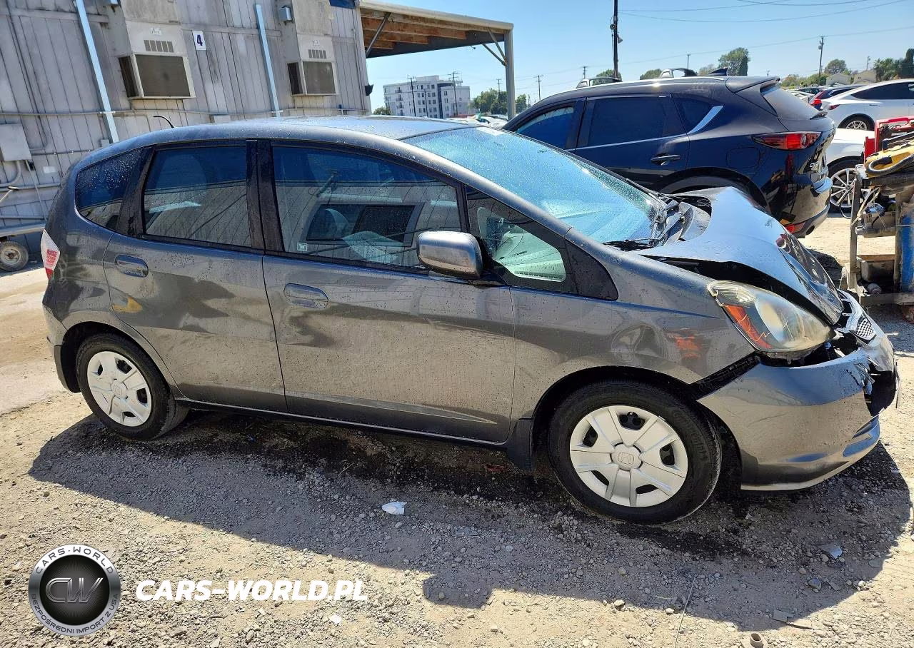 2013 Honda Fit VIN:JHMGE8H33DC076828 - 4
