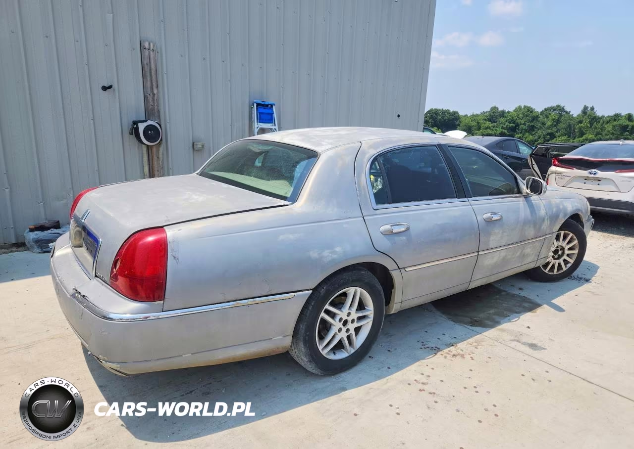 2009 Lincoln Town Car Signature Limited VIN:2LNHM82V89X627618 - 3
