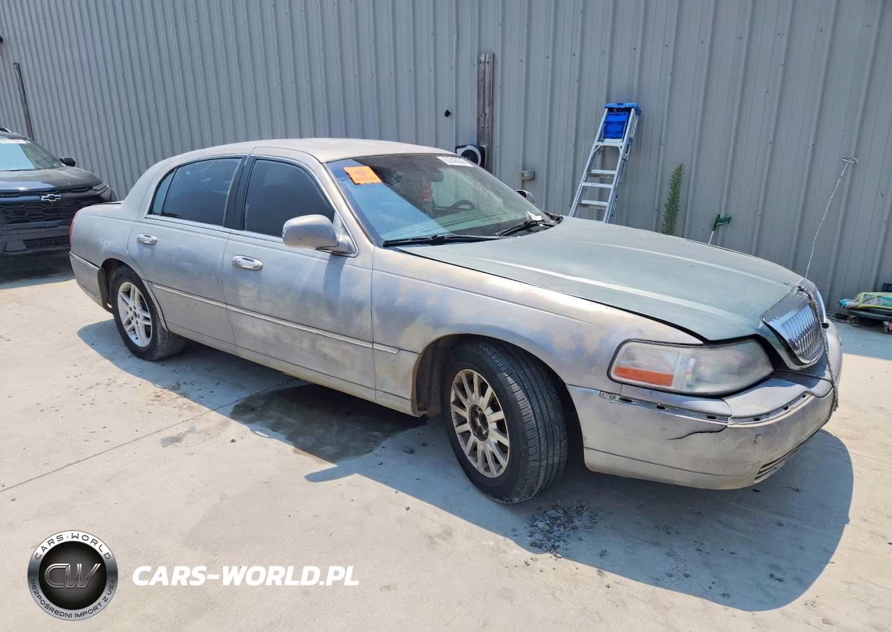 2009 Lincoln Town Car Signature Limited VIN:2LNHM82V89X627618 - 4