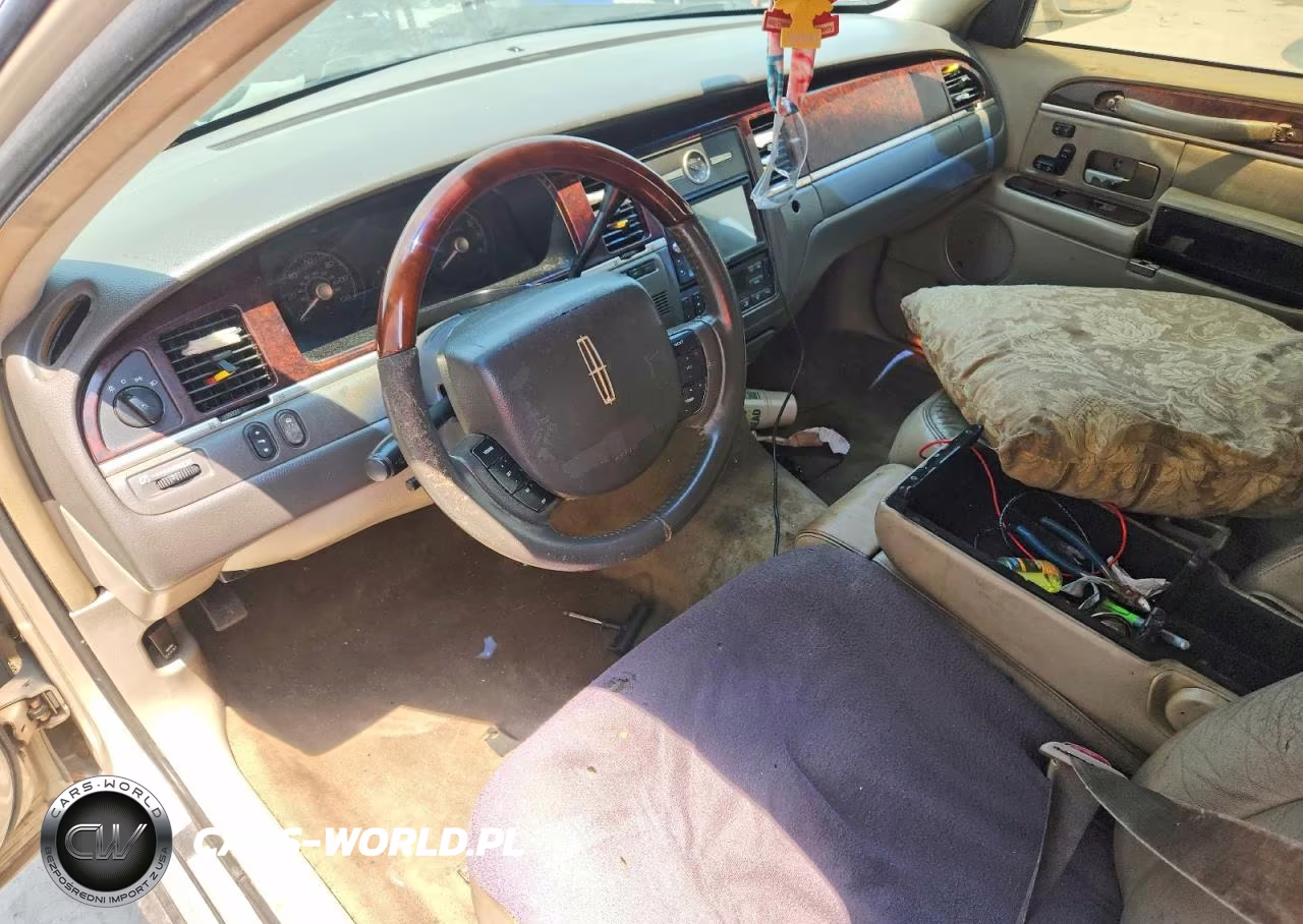 2009 Lincoln Town Car Signature Limited VIN:2LNHM82V89X627618 - 8