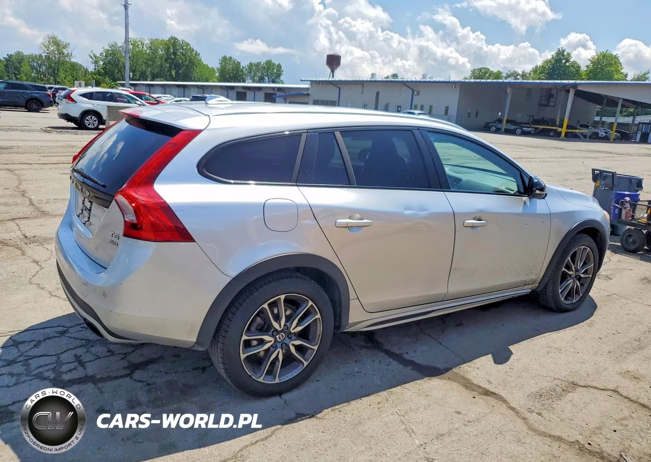 2018 Volvo V60 Cross Country Platinum VIN:YV440MWM7J2045068 - 3