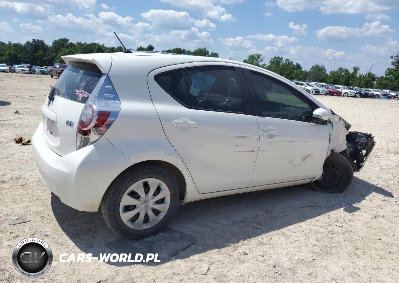 2014 Toyota Prius C VIN:JTDKDTB33E1575314 - 3