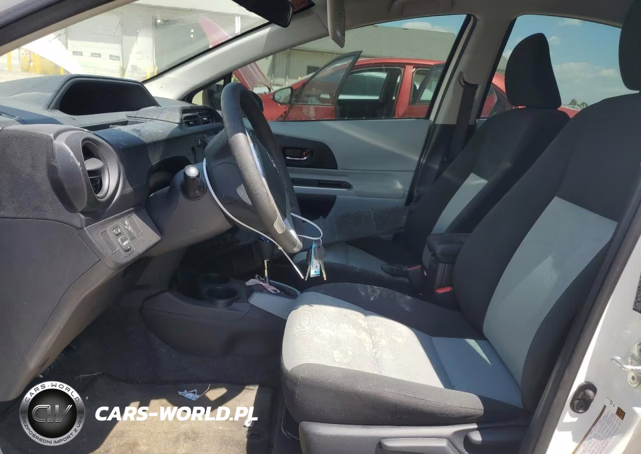 2014 Toyota Prius C VIN:JTDKDTB33E1575314 - 7
