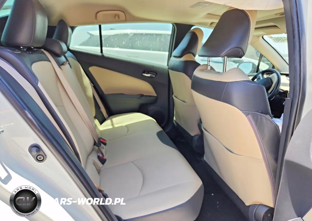 2018 Toyota Prius Four VIN:JTDKARFU4J3547874 - 10