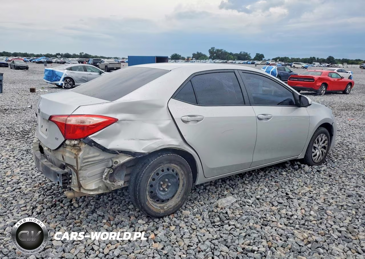 2018 Toyota Corolla Le VIN:5YFBURHE5JP808224 - 3
