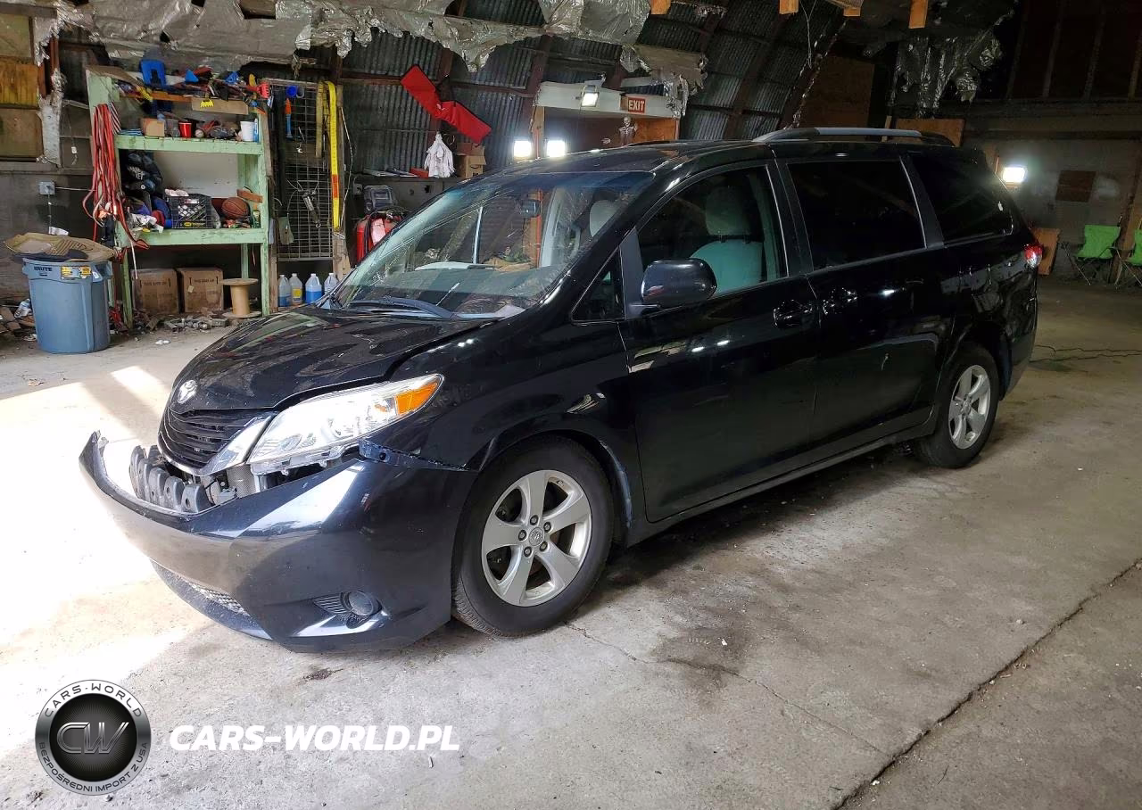2011 Toyota Sienna Le – zdjęcie 1 z 13