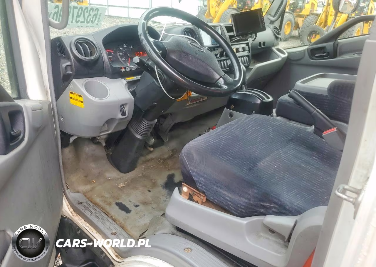2018 Hino 195 Box Truck VIN:JHHSDM2H5JK006113 - 8