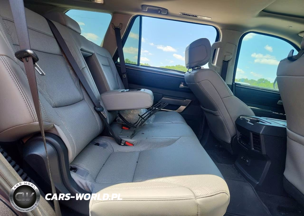 2024 Toyota Sequoia Sr5 VIN:7SVAAABA8RX023680 - 11