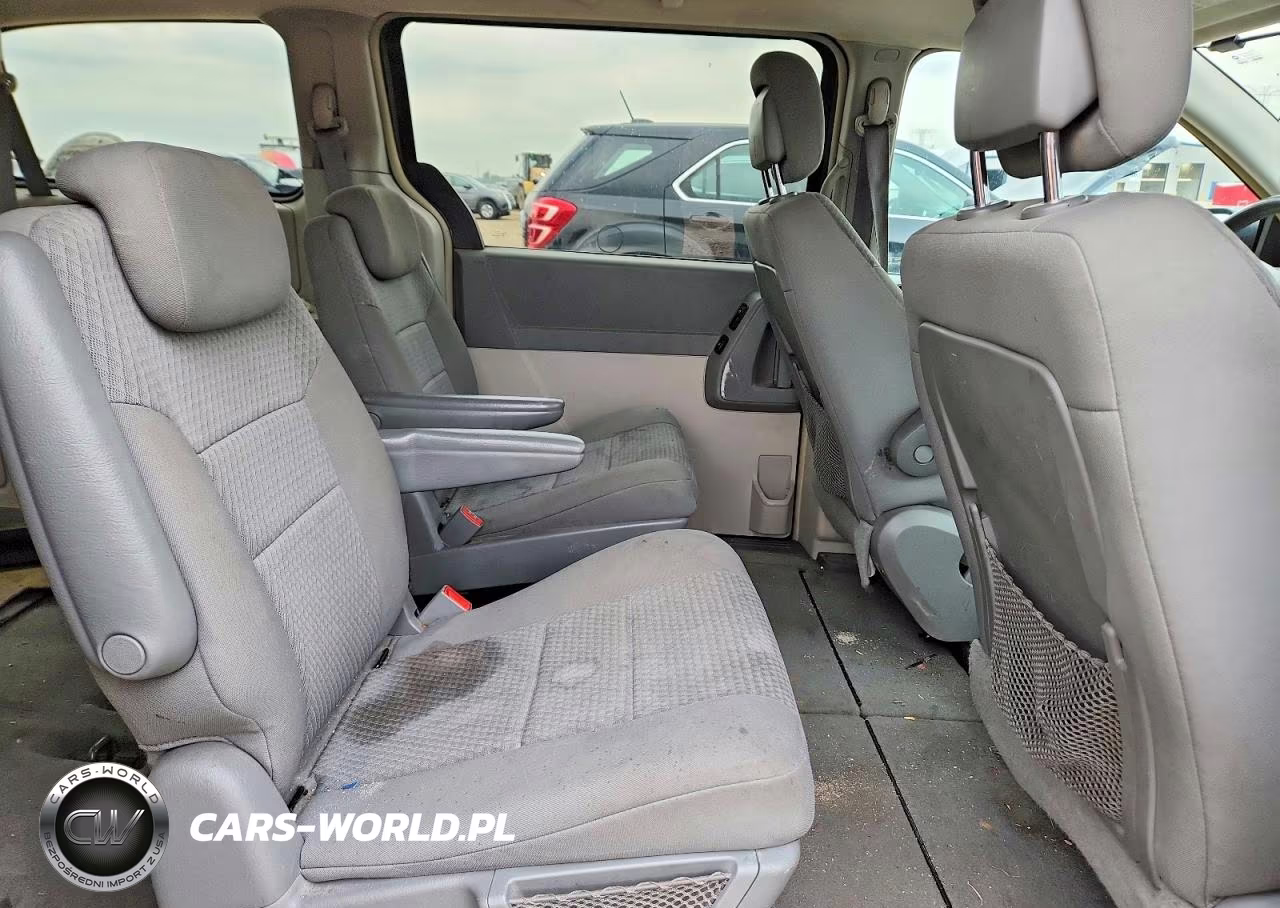 2010 Chrysler Town & Country Touring VIN:2A4RR5D13AR300355 - 10