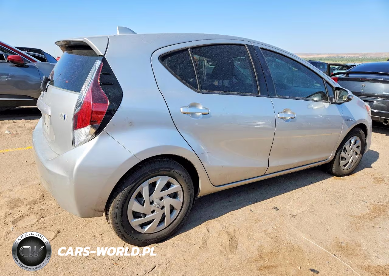 2015 Toyota Prius C Two VIN:JTDKDTB38F1578694 - 3