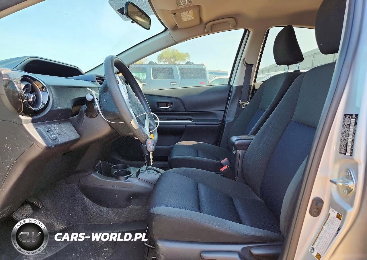 2015 Toyota Prius C Two VIN:JTDKDTB38F1578694 - 7
