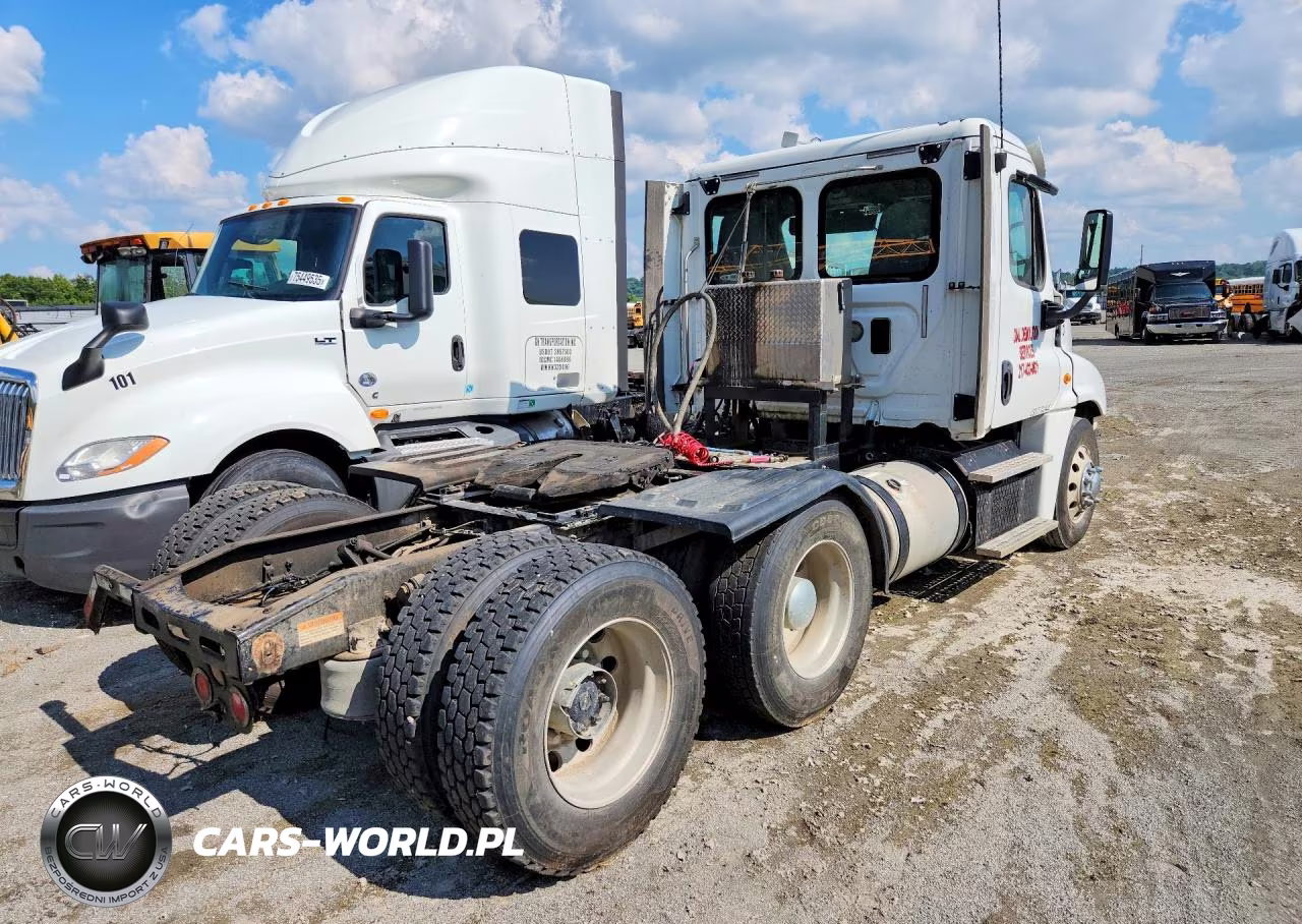 2015 Freightliner Cascadia Semi Truck VIN:3AKJGEBG7FSGT0967 - 3