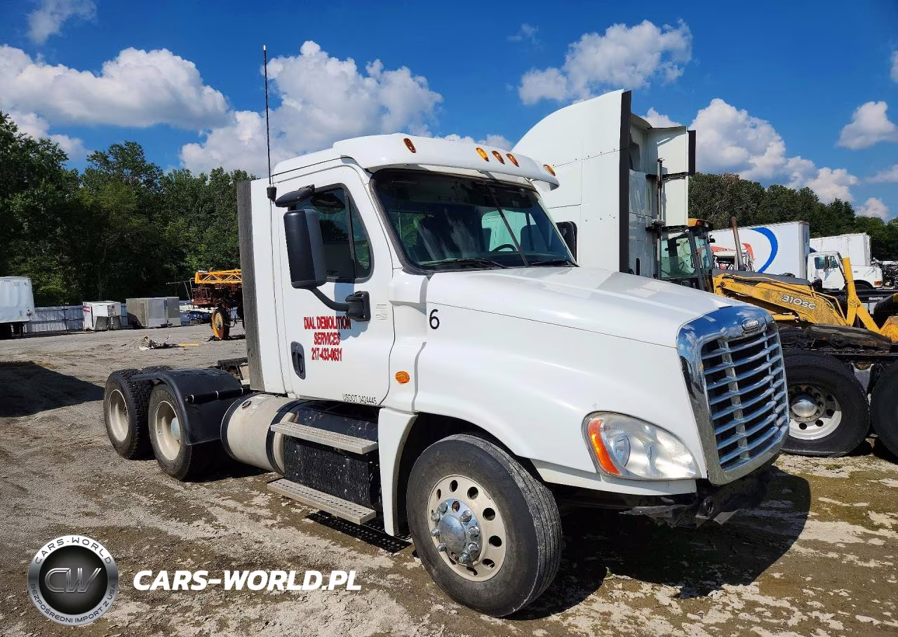 2015 Freightliner Cascadia Semi Truck VIN:3AKJGEBG7FSGT0967 - 4