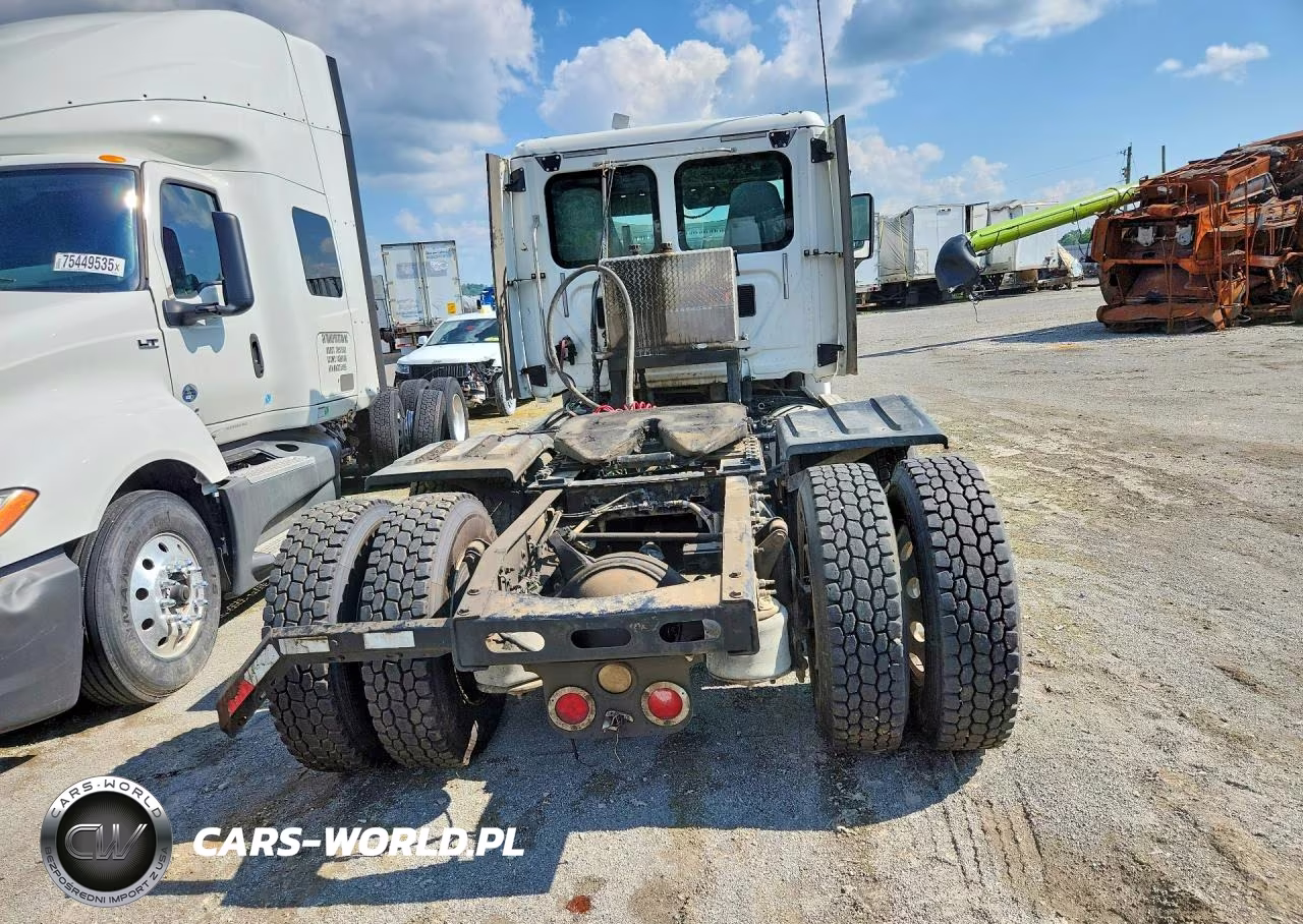 2015 Freightliner Cascadia Semi Truck VIN:3AKJGEBG7FSGT0967 - 6