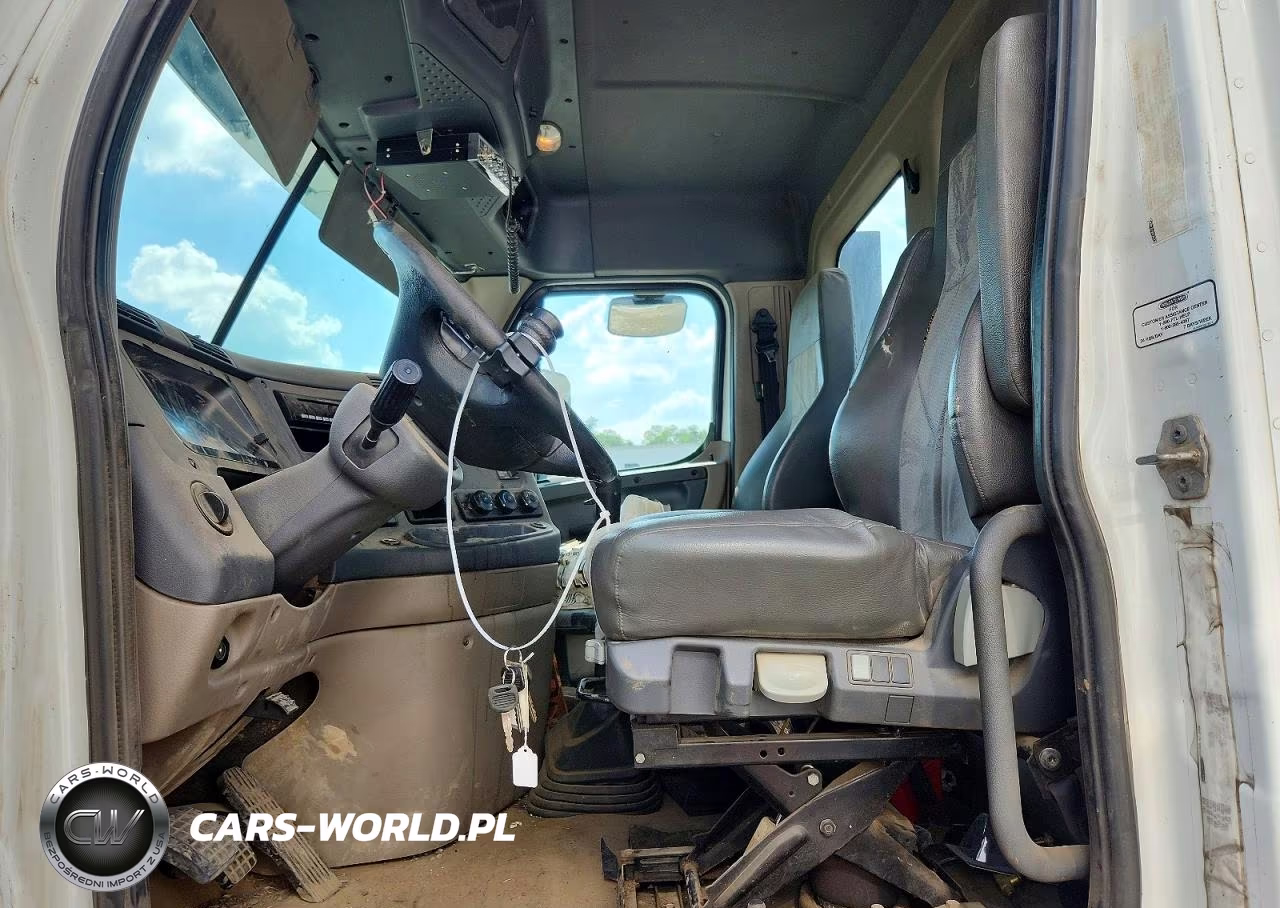 2015 Freightliner Cascadia Semi Truck VIN:3AKJGEBG7FSGT0967 - 7