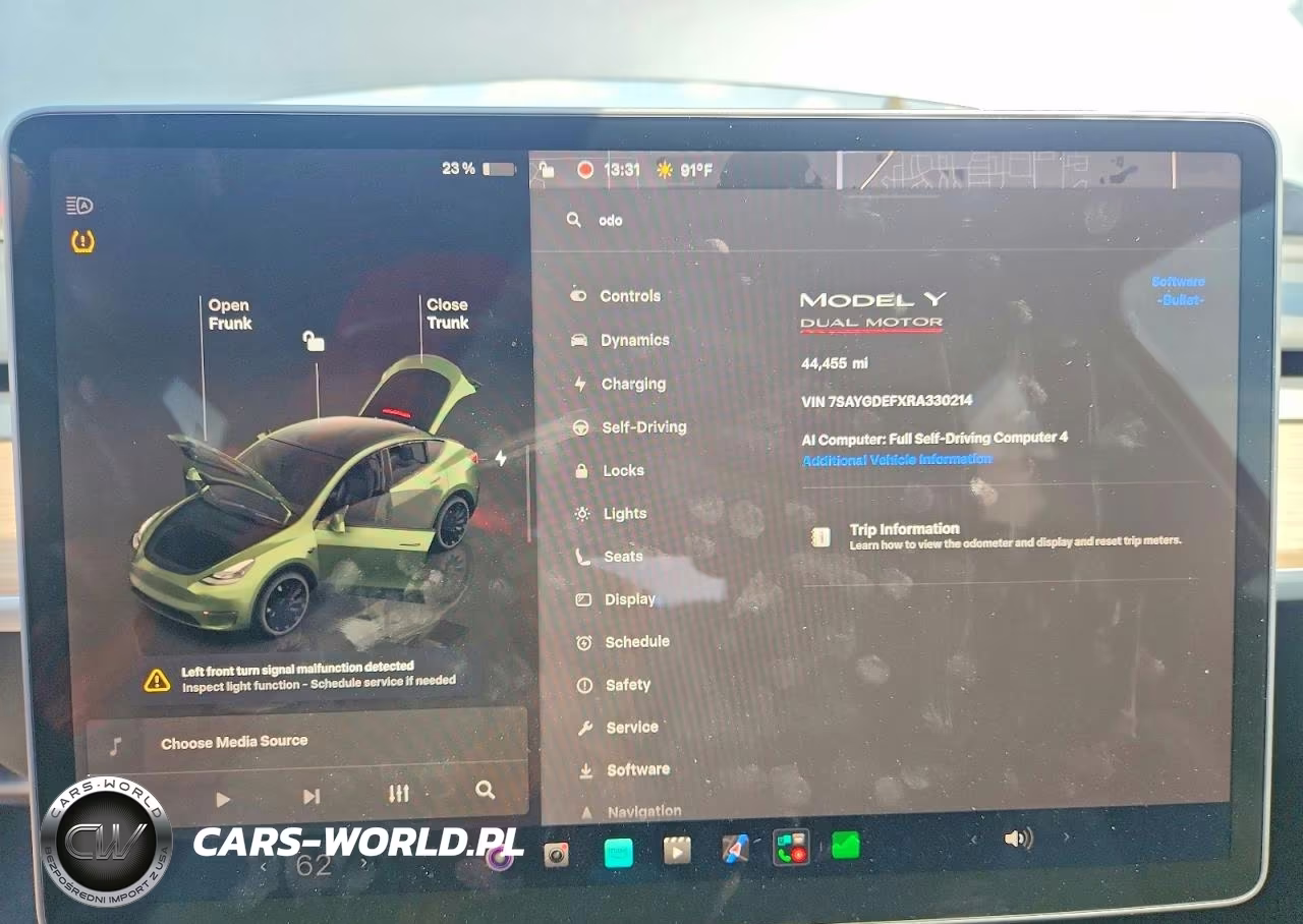 2024 Tesla Model Y VIN:7SAYGDEFXRA330214 - 9