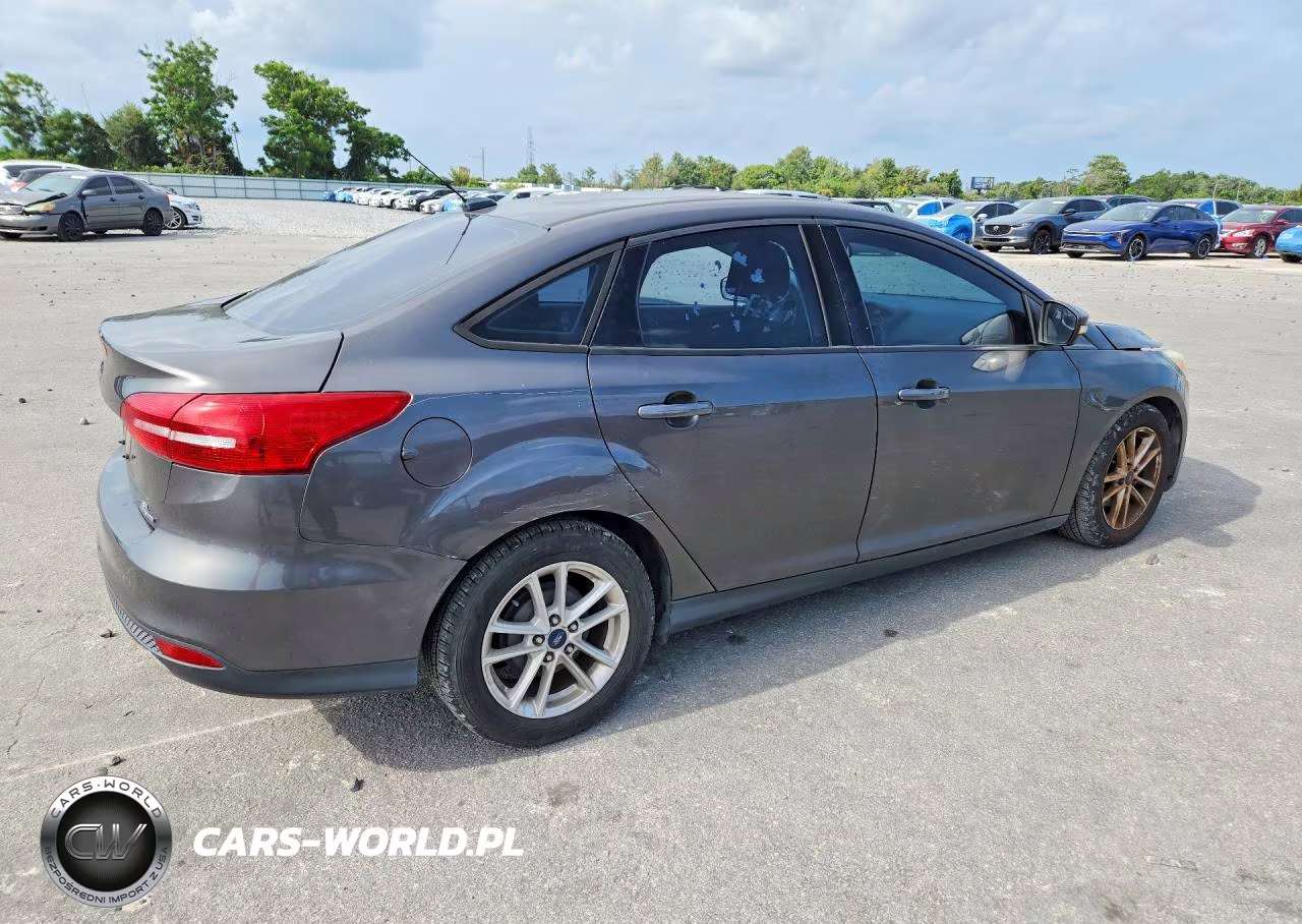 2016 Ford Focus Se VIN:1FADP3F23GL276646 - 3
