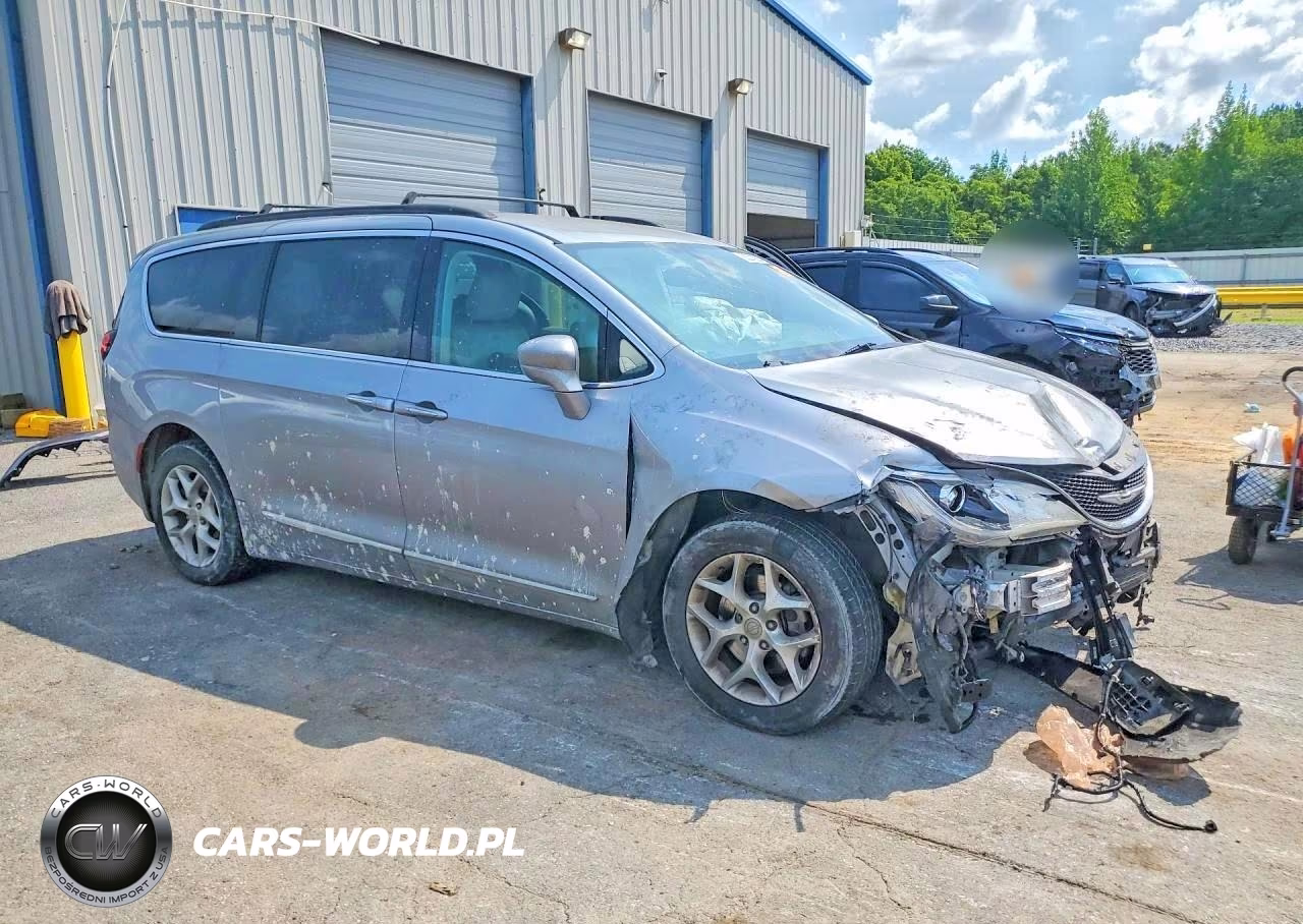 2017 Chrysler Pacifica Touring L VIN:2C4RC1BG9HR777079 - 4