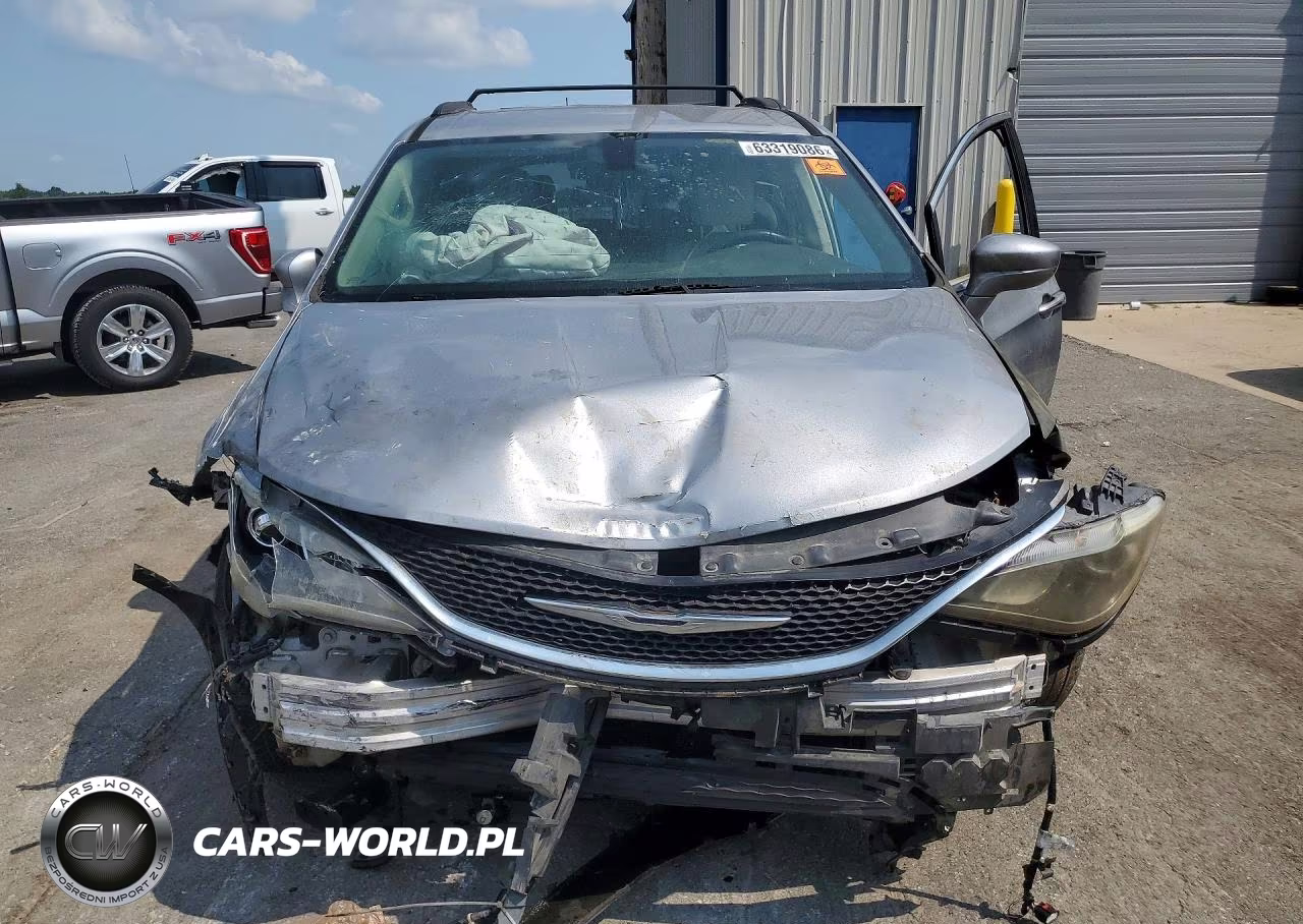 2017 Chrysler Pacifica Touring L VIN:2C4RC1BG9HR777079 - 5