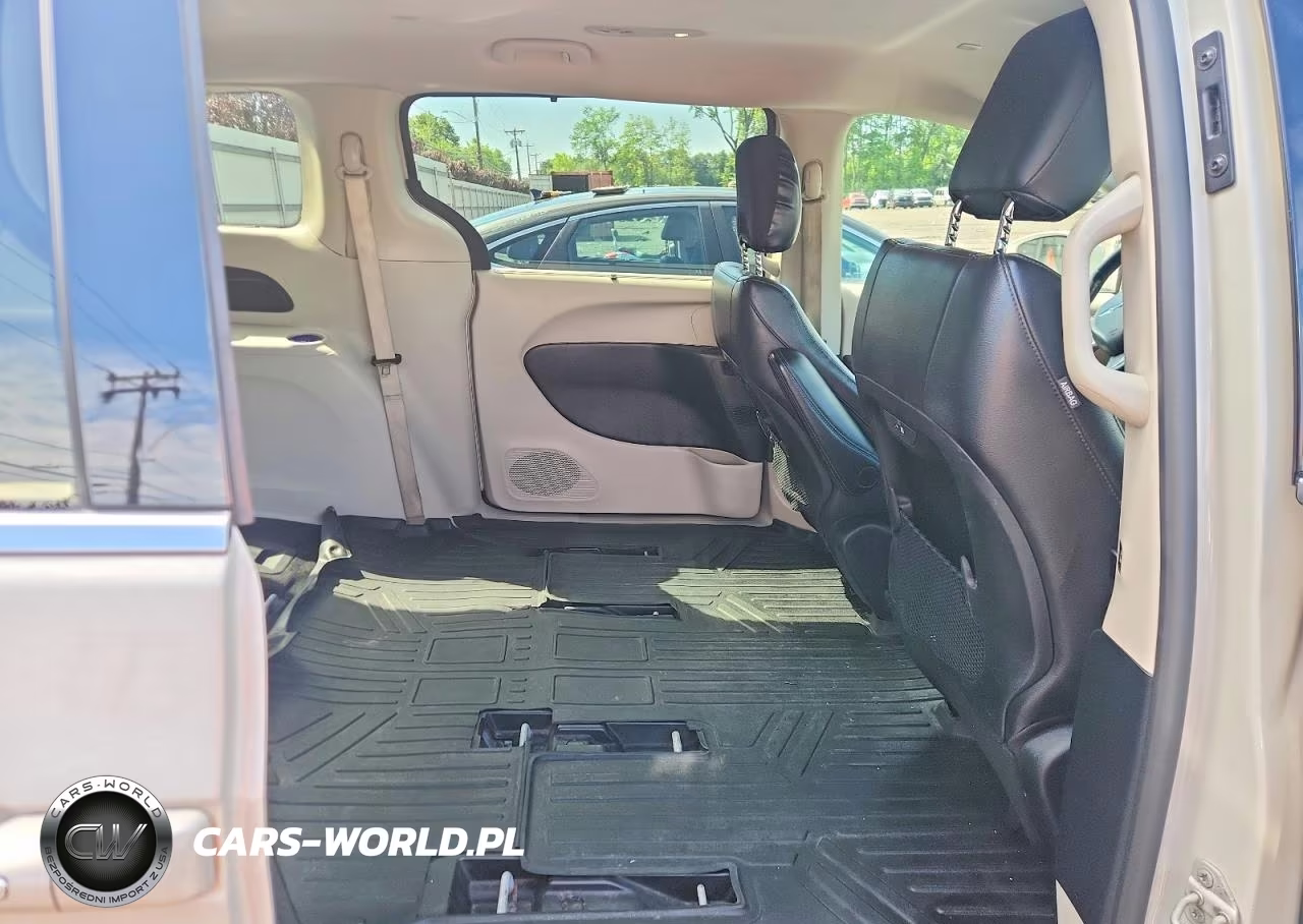 2021 Chrysler Pacifica Hybrid Touring L VIN:2C4RC1L74MR581060 - 11