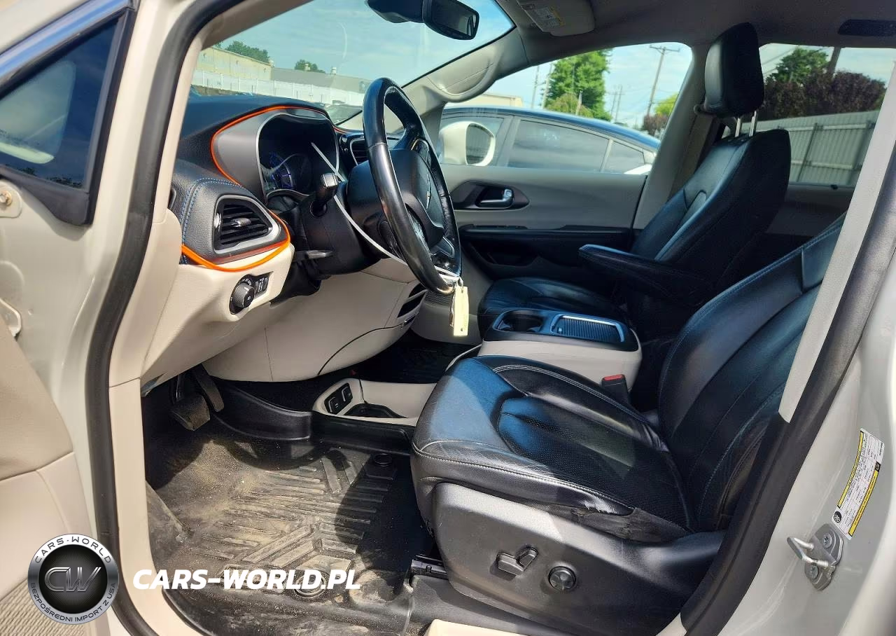 2021 Chrysler Pacifica Hybrid Touring L VIN:2C4RC1L74MR581060 - 7