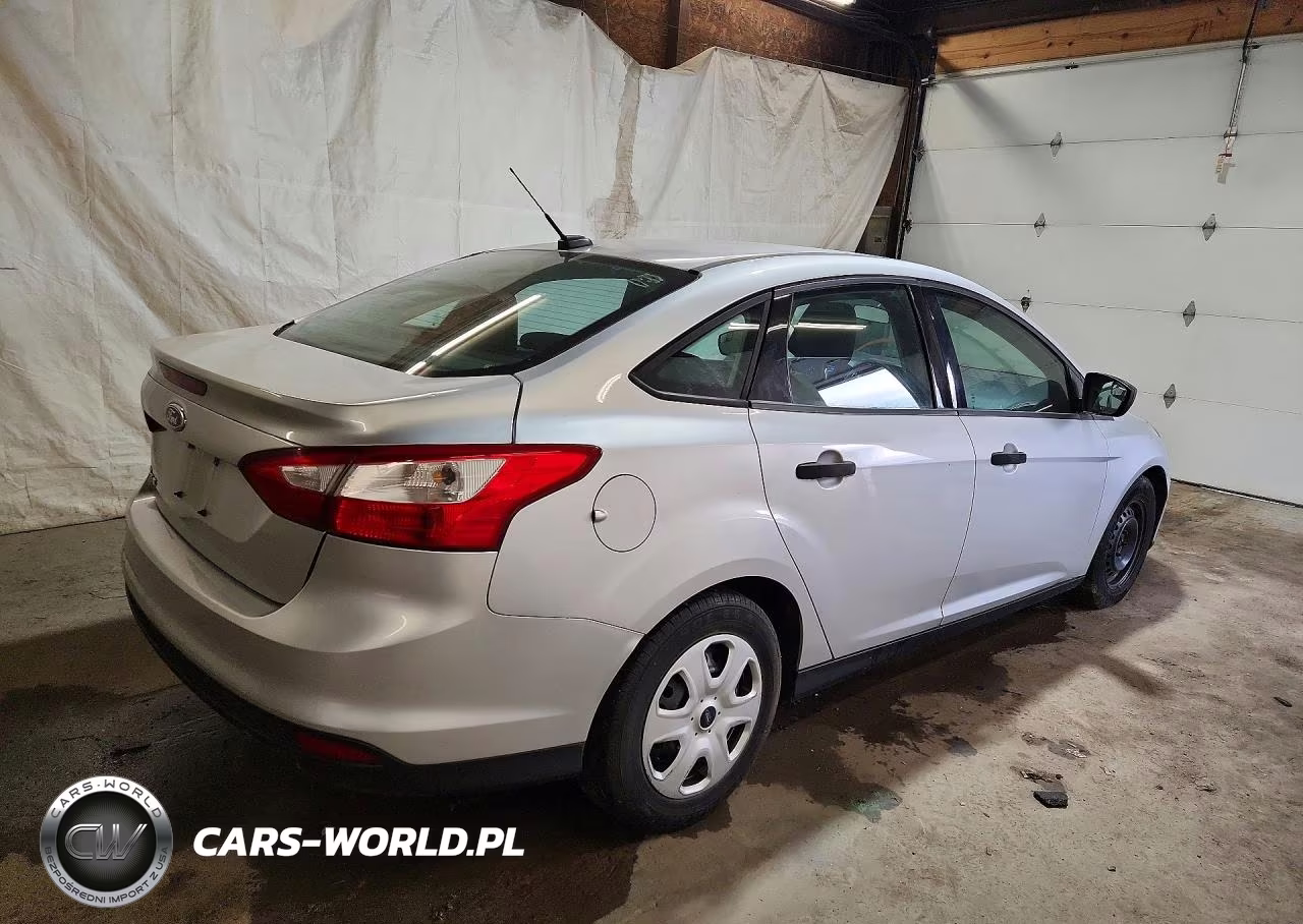 2013 Ford Focus S VIN:1FADP3E26DL350638 - 3