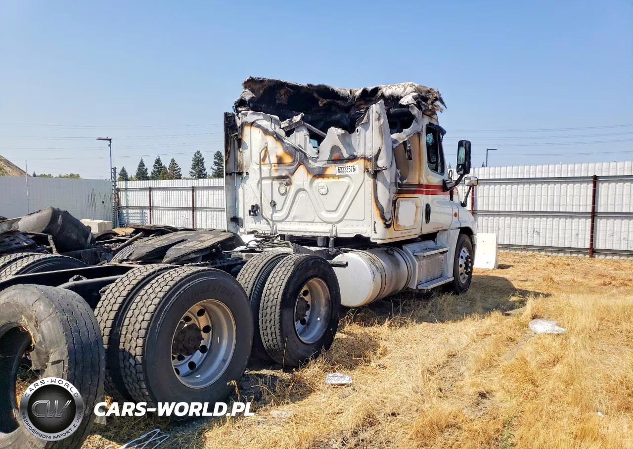 2018 Freightliner Cascadia 125" Sleeper Cab Semi Truck VIN:1FUJGLDV9JLKC7120 - 3