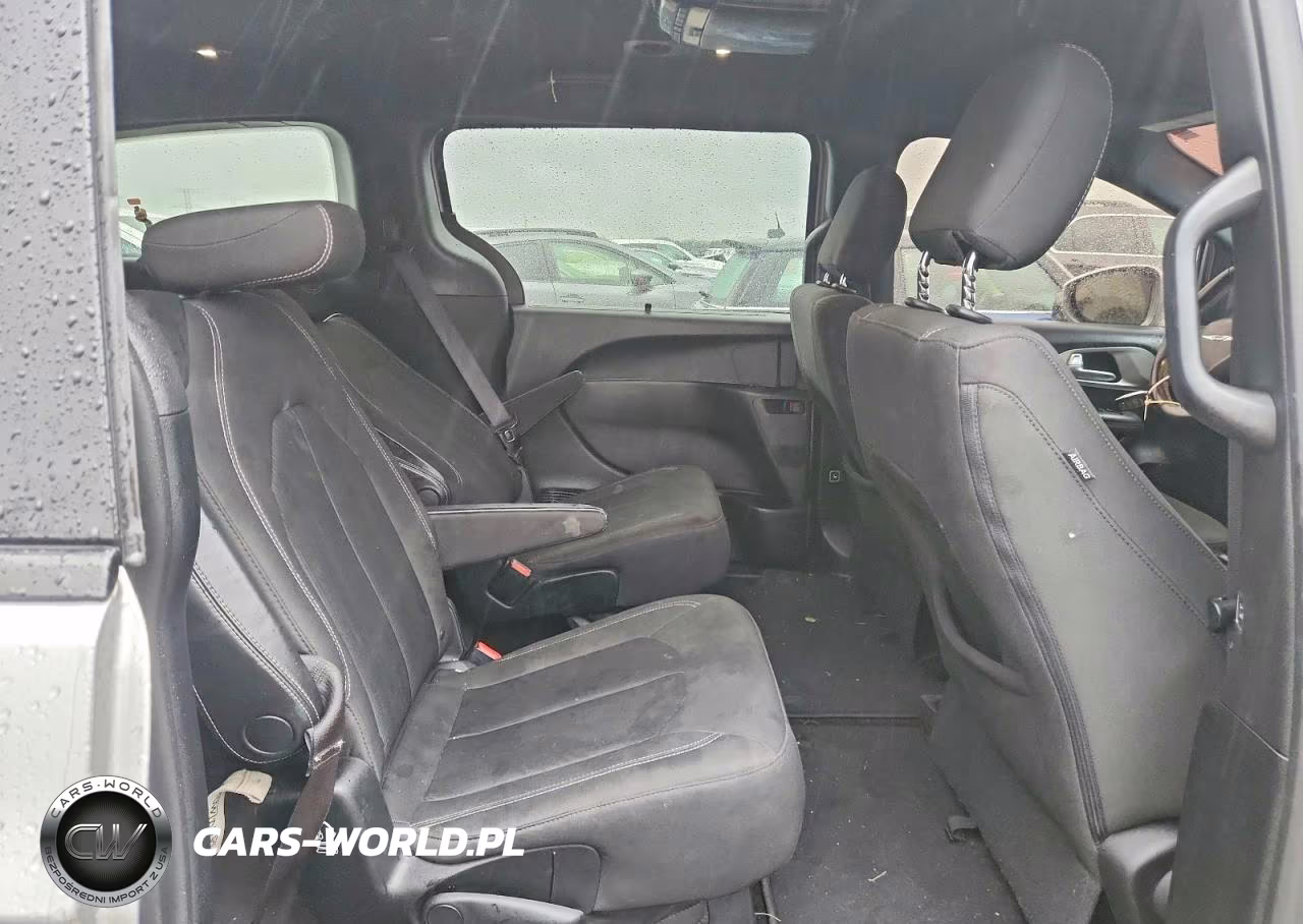 2018 Chrysler Pacifica Touring Plus VIN:2C4RC1FG2JR204511 - 11