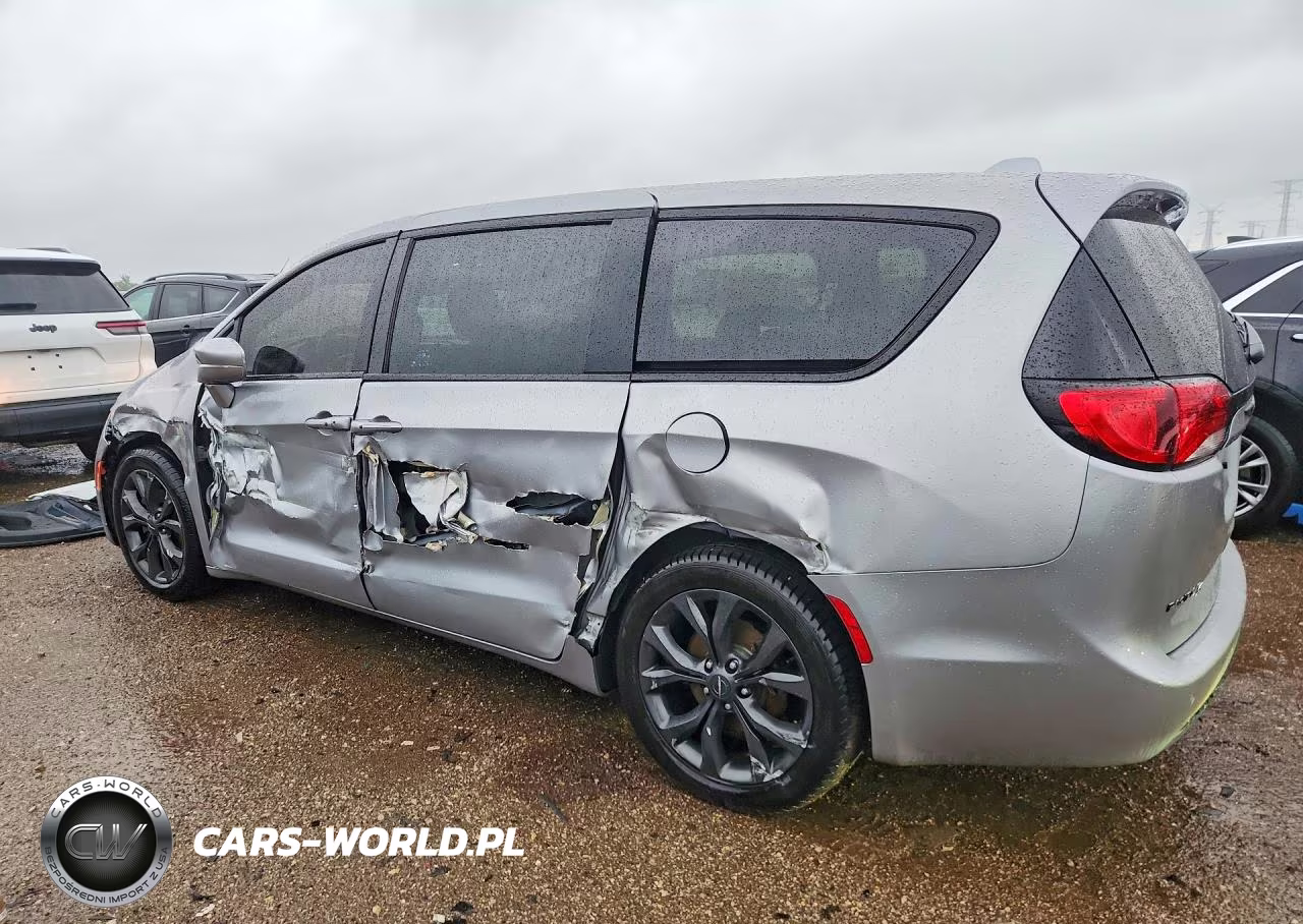 2018 Chrysler Pacifica Touring Plus VIN:2C4RC1FG2JR204511 - 2