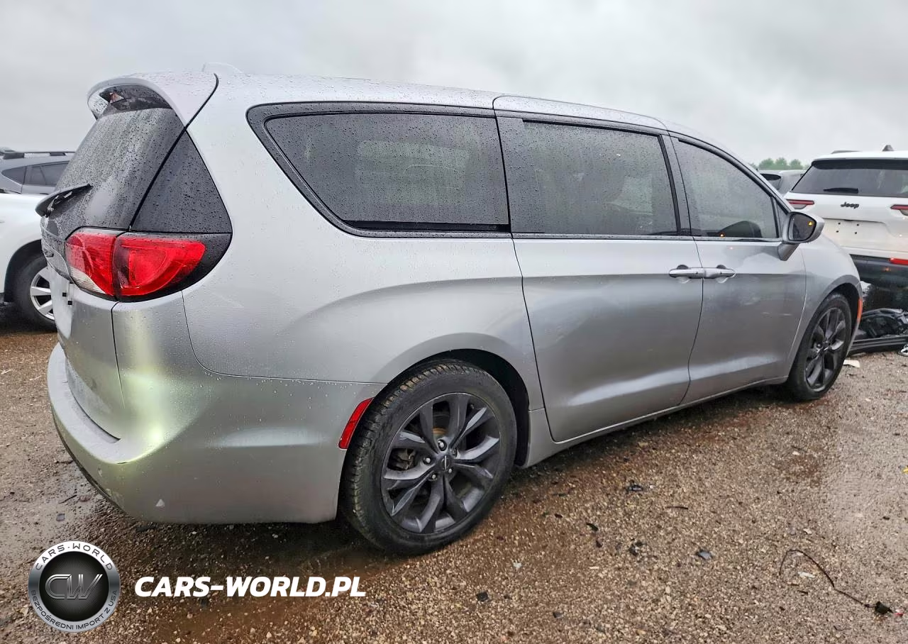 2018 Chrysler Pacifica Touring Plus VIN:2C4RC1FG2JR204511 - 3