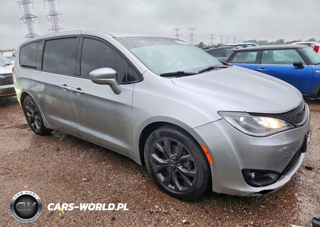 2018 Chrysler Pacifica Touring Plus VIN:2C4RC1FG2JR204511 - 4