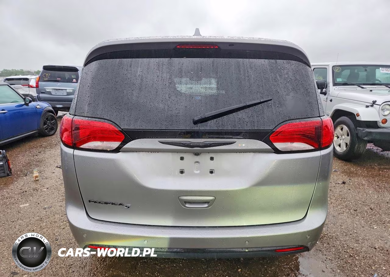 2018 Chrysler Pacifica Touring Plus VIN:2C4RC1FG2JR204511 - 6