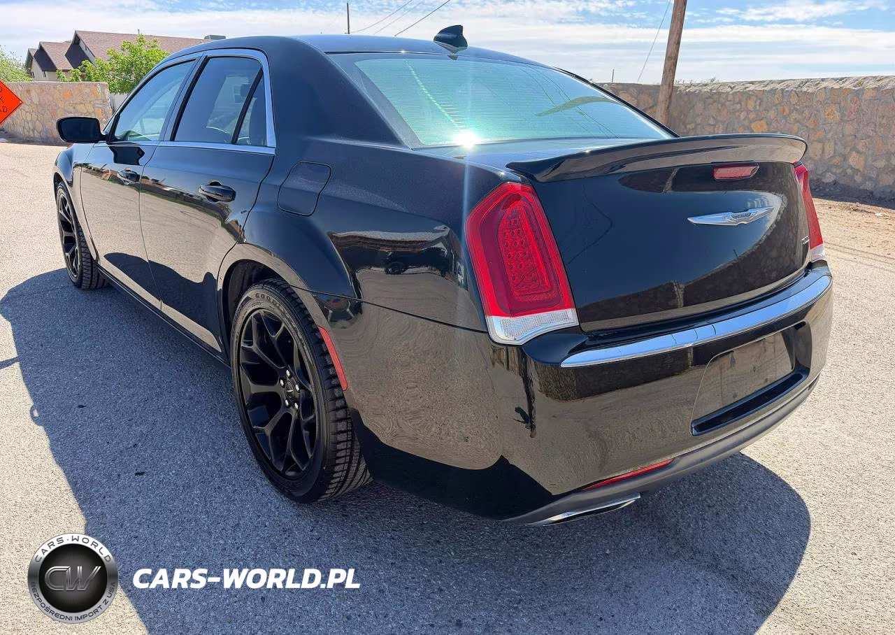 2015 Chrysler 300 VIN:2C3CCAAG0FH785943 - 3