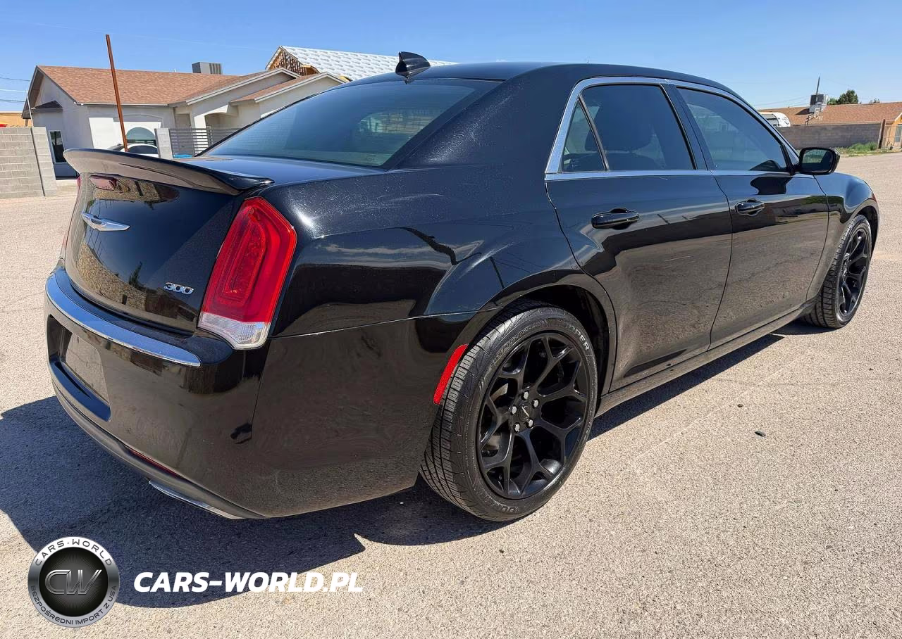 2015 Chrysler 300 VIN:2C3CCAAG0FH785943 - 4