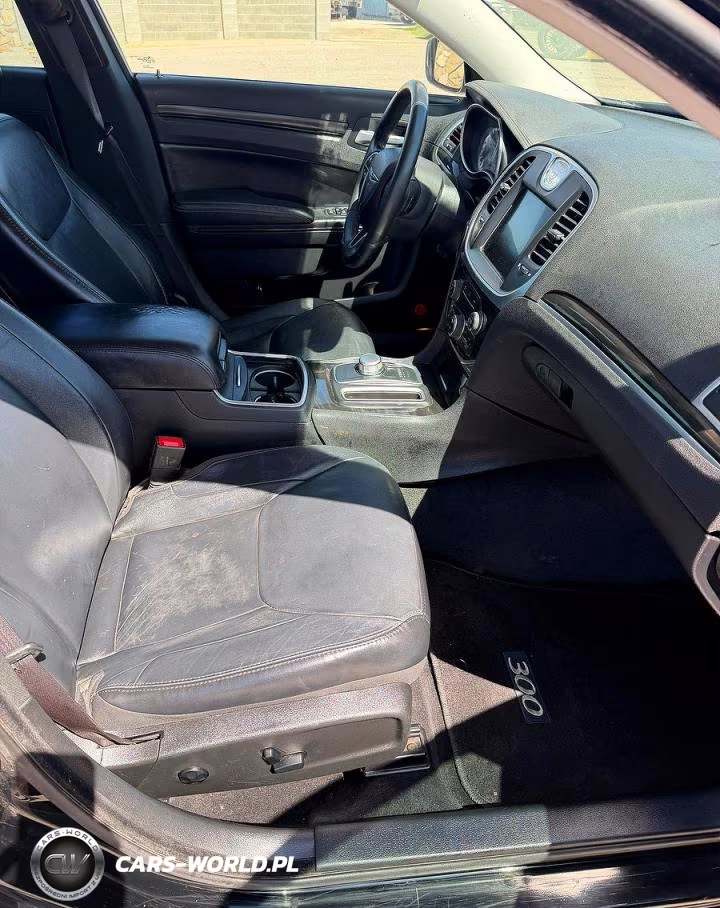 2015 Chrysler 300 VIN:2C3CCAAG0FH785943 - 5