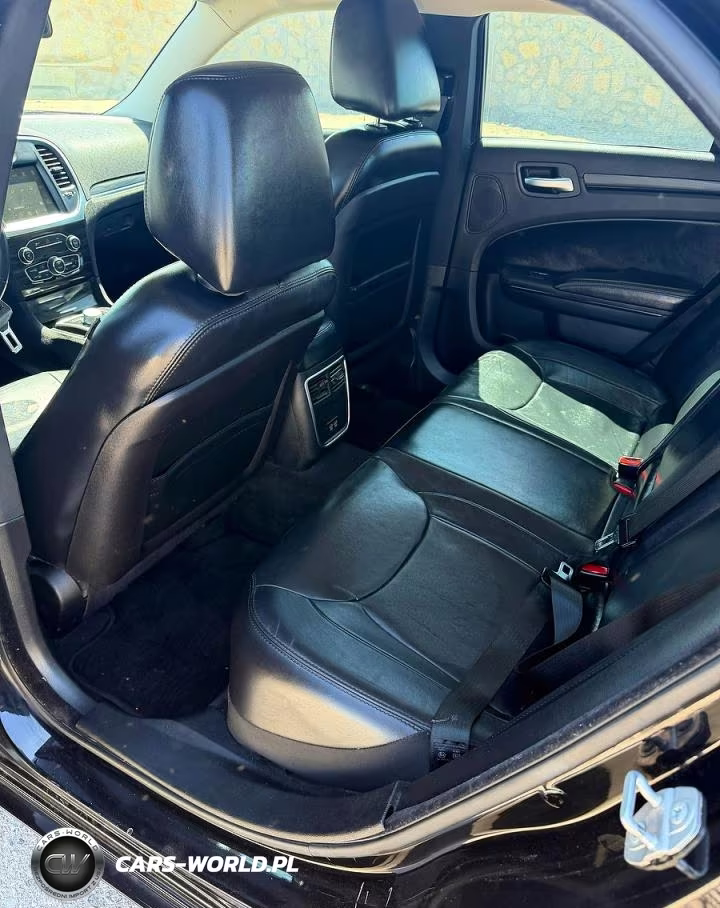 2015 Chrysler 300 VIN:2C3CCAAG0FH785943 - 6