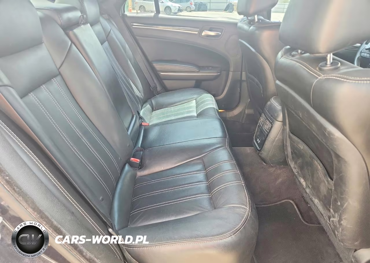 2018 Chrysler 300 S VIN:2C3CCABG7JH240457 - 10