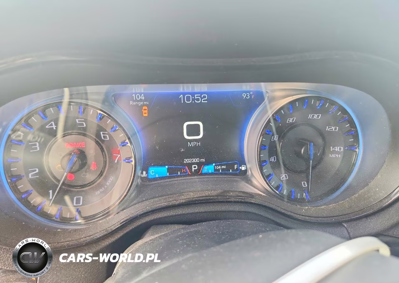 2018 Chrysler 300 S VIN:2C3CCABG7JH240457 - 9