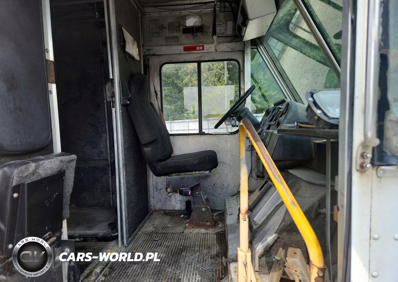 2000 Freightliner Mt45 Chassis Delivery Truck VIN:4UZA4FA44YCF32521 - 11