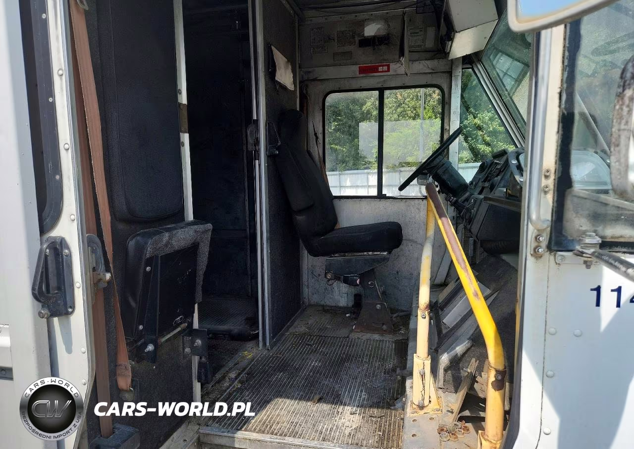 2000 Freightliner Mt45 Chassis Delivery Truck VIN:4UZA4FA44YCF32521 - 7
