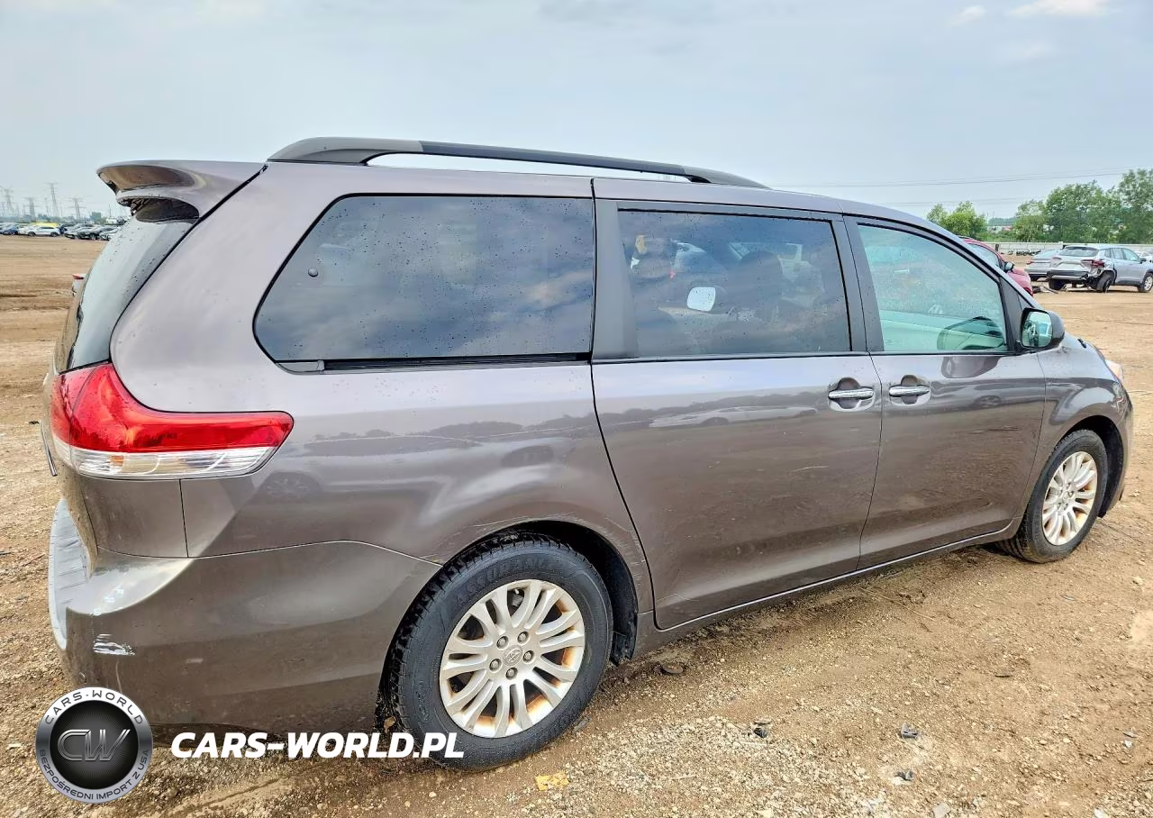 2013 Toyota Sienna Xle 8-Passenger VIN:5TDYK3DC5DS370883 - 3