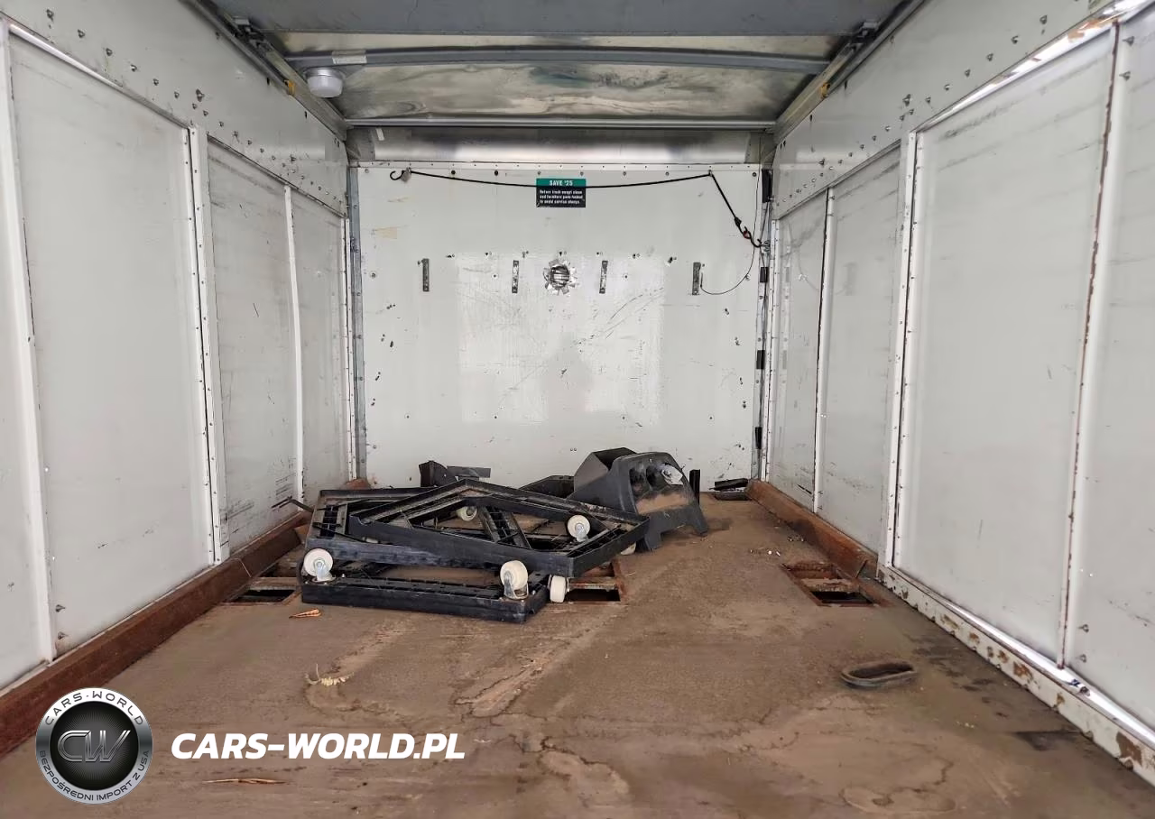 2007 GMC Savana Cutaway Box Truck VIN:1GDGG31V871903678 - 10