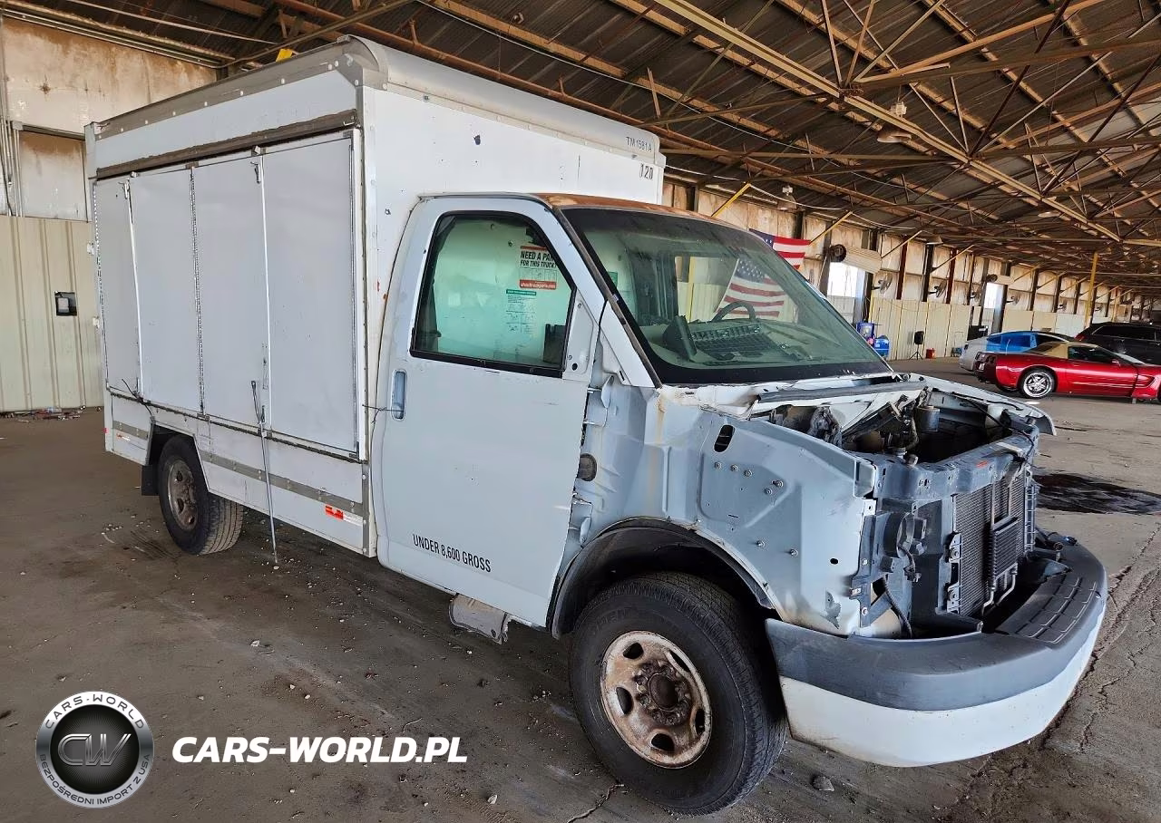2007 GMC Savana Cutaway Box Truck VIN:1GDGG31V871903678 - 4