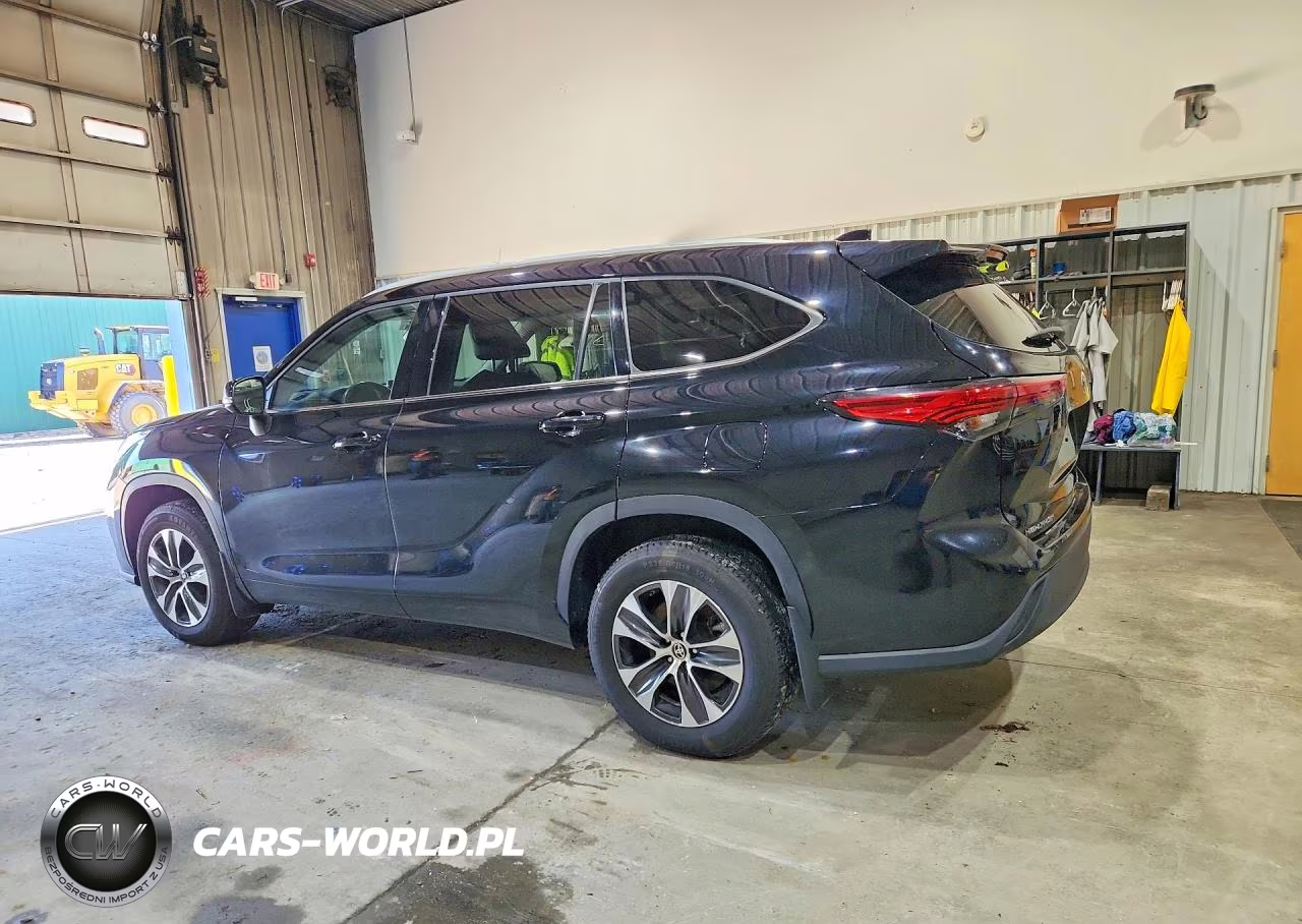 2022 Toyota Highlander Xle VIN:5TDGZRBH4NS573421 - 2