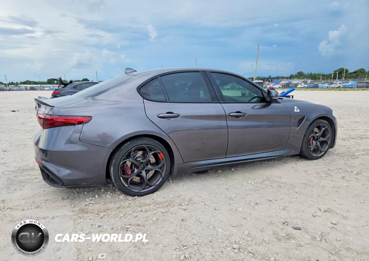 2017 Alfa Romeo Giulia Quadrifoglio VIN:ZARFAEAV2H7519199 - 3