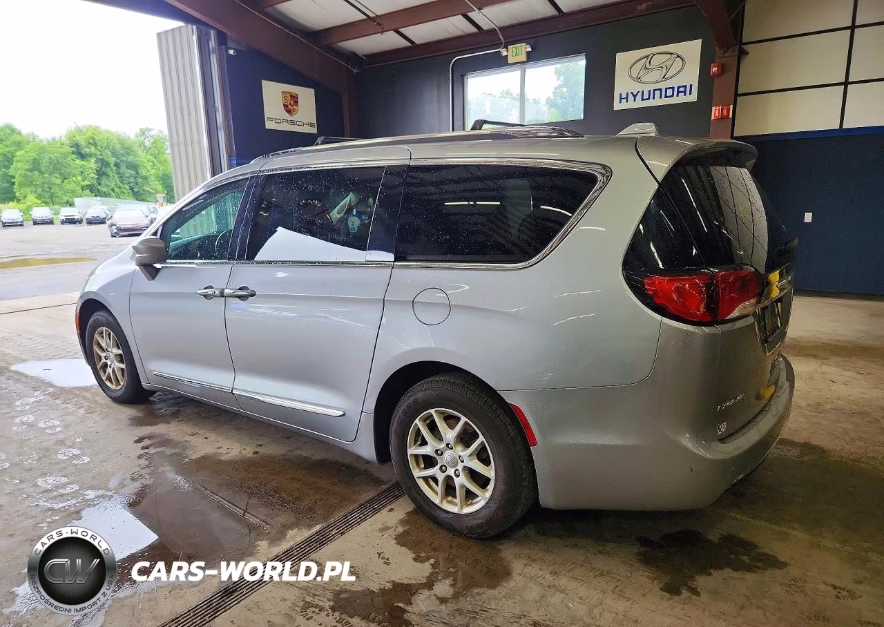 2020 Chrysler Pacifica Touring L VIN:2C4RC1BG8LR276905 - 2